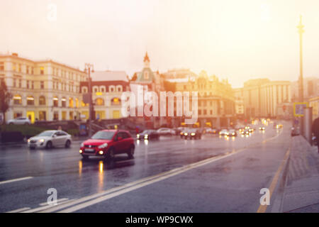 Photo floue de crépuscule paysage urbain historique, image de blur bokeh rue avec lumières colorées dans la nuit pour l'utilisation d'arrière-plan . Banque D'Images