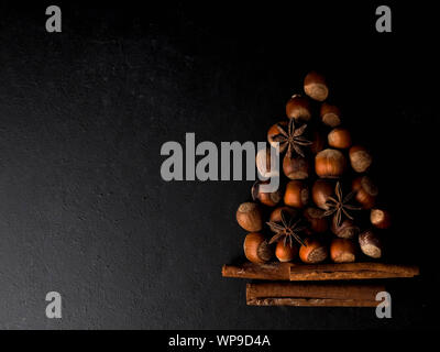 Arbre de Noël de noix, d'épices et d'oranges séchées. (Vue de dessus). Banque D'Images
