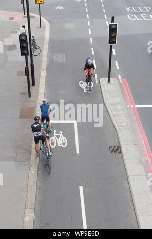 Les cyclistes sur des pistes cyclables dans la ville de Londres, Angleterre Banque D'Images