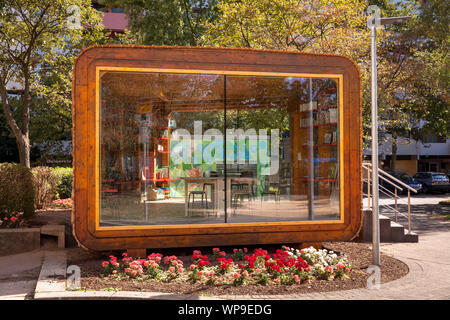 Kiosque pour minibib livres appelés dans le quartier Chorweiler, Cologne, Allemagne. Au "inibib' les gens peuvent prêter des livres gratuitement. Pas de données personnelles w Banque D'Images