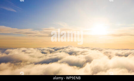 Vue aérienne des nuages blancs dans le ciel bleu. Vue d'en haut. Vue du drone. Vue aérienne. Vue de dessus de l'antenne cloudscape. La texture des nuages. Vue depuis abov Banque D'Images