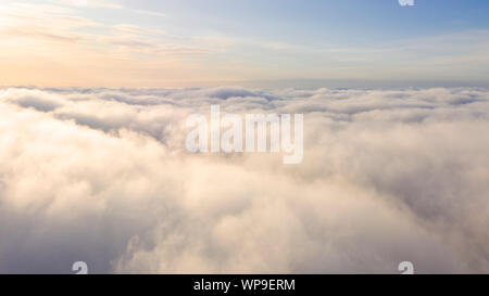 Vue aérienne des nuages blancs dans le ciel bleu. Vue d'en haut. Vue du drone. Vue aérienne. Vue de dessus de l'antenne cloudscape. La texture des nuages. Vue depuis abov Banque D'Images