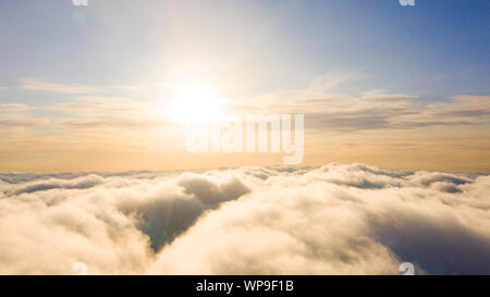 Vue aérienne des nuages blancs dans le ciel bleu. Vue d'en haut. Vue du drone. Vue aérienne. Vue de dessus de l'antenne cloudscape. La texture des nuages. Vue depuis abov Banque D'Images