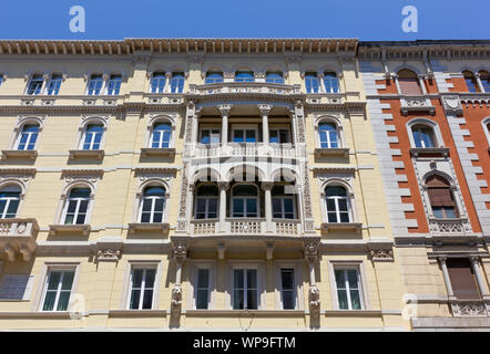 TRIESTE, Italie - 21 juin 2019 : façade richement décorée d'un élégant bâtiment historique récemment rénové, dans la rue Corso Italia Banque D'Images