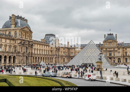 Paris, France - 28 janvier 2018 : les touristes se sont rassemblés devant l'entrée du musée du Louvre dans la cour intérieure du palais et de pluie jour nuageux. Banque D'Images