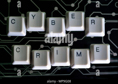 Touches du clavier forment le mot cyber crime sur circuit électrique noir en arrière-plan Banque D'Images