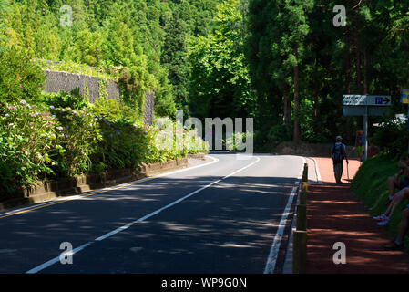 Route près de l'angle 'Vista do Rei' - Sete Cidades, Açores Banque D'Images