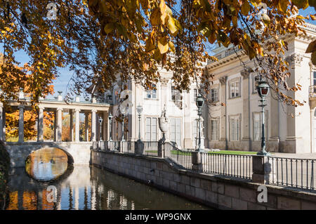 Palais sur l'eau également connu sous le nom de palais sur l'île en parc Lazienki durant la saison d'automne , Varsovie Banque D'Images