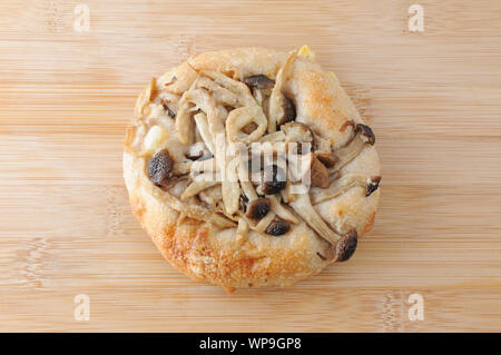 Sur pain focaccia pizza champignons isolés sur la plaque de table planche à découper Banque D'Images