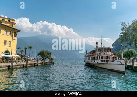 Riva del Garda, Italie - Aug 1, 2019 : un vieux bateau à vapeur amarré au port de Riva del Garda sur le lac de Garde Banque D'Images