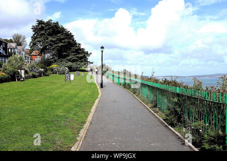 Ventnor, île de Wight, au Royaume-Uni. 17 août, 2019. Les promeneurs sur la falaise côte à Keat's green à marcher en direction de la baie de Sandown et de Shanklin. Banque D'Images