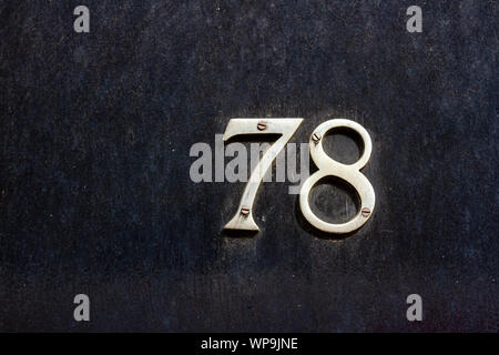 Chambre numéro 78 de l'époque victorienne sur une porte en bois noir Banque D'Images