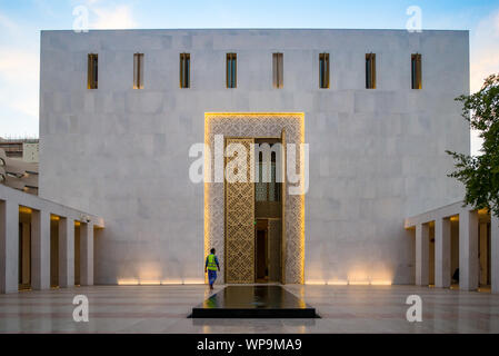 Doha, Qatar - 16 déc 2016 : mosquée Msheireb vu de la cour intérieure de la mosquée avec ciel bleu et nuages. Prises en début de soirée avec un éclairage artificiel o Banque D'Images