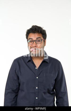 Jeune homme avec un clin avec sa langue dehors Banque D'Images
