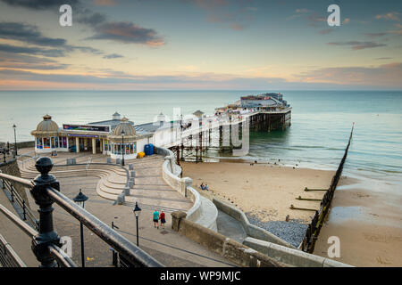 Les gens commencent à arriver pour la soirée spectacle dans le Pavilion at jetée de Cromer. Banque D'Images