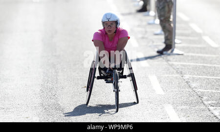 Jones-Hall Jade remporte la course en fauteuil roulant de l'élite des femmes au cours de la 2019 Simplyhealth Great North Run à Newcastle. Banque D'Images