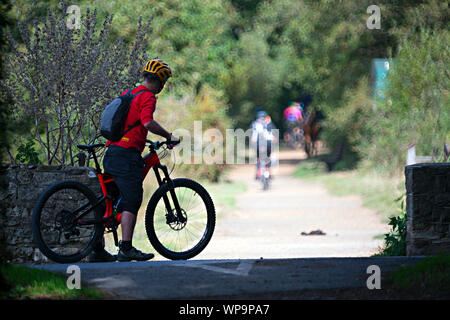 Biker,montagne,homme,ossature,waitig,de,chemin, bridle,way,recherche,d'eau douce,incertain,Île de Wight, Angleterre,UK < Banque D'Images