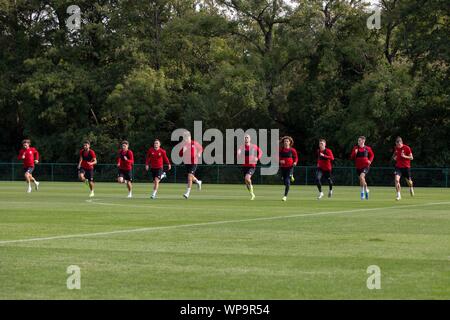 Hensol, Pays de Galles, Royaume-Uni. 05Th Sep 2019. Hensol, Pays de Galles, Royaume-Uni. 8 septembre 2019. (L-R) Joe Allen Neil Taylor, Daniel James, Conor Roberts, Joe Rodon, Chris Mepham, Ethan Ampadu, Harry Wilson, Tom Lawrence et Gareth Bale jog pendant l'entraînement de l'équipe nationale du Pays de Galles avant le match amical contre la Biélorussie. Credit : Mark Hawkins/Alamy Live News Banque D'Images