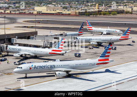 Phoenix, Arizona - Le 8 avril 2019 : American Airlines Airbus A321 L'avion à l'aéroport de Phoenix (PHX) aux États-Unis. Banque D'Images