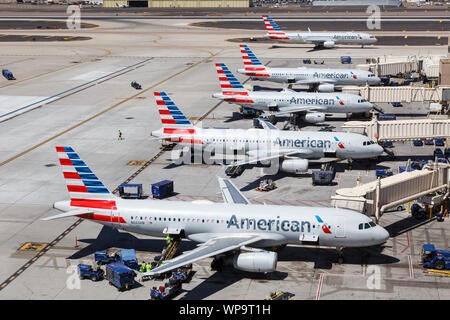 Phoenix, Arizona - Le 8 avril 2019 : American Airlines Airbus A320 à l'aéroport de Phoenix (PHX) aux États-Unis. Banque D'Images