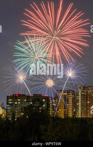 Beau feu d'artifice le jour de la ville de Moscou Banque D'Images