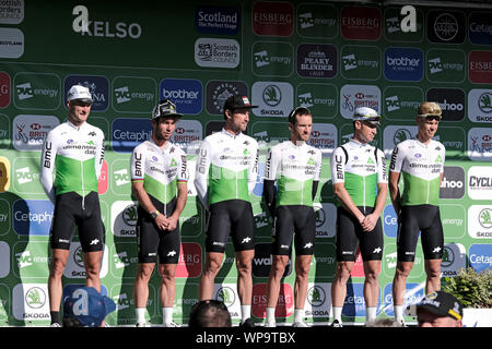 Kelso, Ecosse, Royaume-Uni. 8e Sept 2019. L'OVO Tour of Britain - Étape 2 (61)Mark Cavendish (GBR) Équipe Dimension Data (deuxième à gauche) sur la scène de l'avant du départ d'étape en Kelso, dimanche 08 septembre 2019 . La deuxième étape va commencer et terminer dans le centre de Kelso, avec les meilleurs riders s'attaquer à un anti-horaire par boucle, Coldstream et Chirnside avant Duns, via l'avis de Scott, montée à Melrose et à l'Eildon Hills. Kelso a accueilli la finale de la première étape en 2017. Crédit : Rob Gray/Alamy Live News Banque D'Images