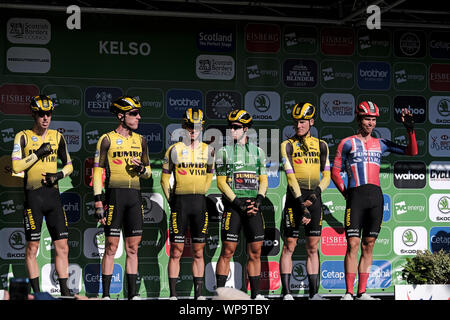 Kelso, Ecosse, Royaume-Uni. 8e Sept 2019. L'OVO Tour of Britain - Étape 2 La course leader dans le Maillot Vert, Dylan Groenewegen (Ned) Jumbo-Visma l'Équipe sur la scène de l'avant du départ d'étape en Kelso, dimanche 08 septembre 2019 . La deuxième étape va commencer et terminer dans le centre de Kelso, avec les meilleurs riders s'attaquer à un anti-horaire par boucle, Coldstream et Chirnside avant Duns, via l'avis de Scott, montée à Melrose et à l'Eildon Hills. Kelso a accueilli la finale de la première étape en 2017. Crédit : Rob Gray/Alamy Live News Banque D'Images