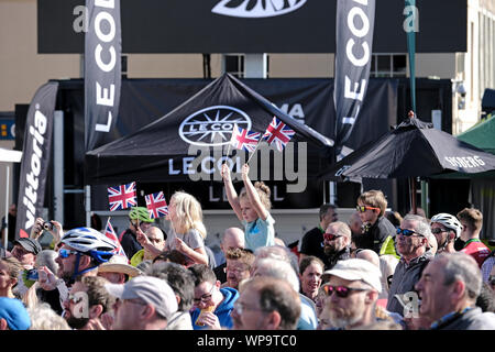 Kelso, Ecosse, Royaume-Uni. 8e Sept 2019. L'OVO Tour of Britain - Étape 2 Les jeunes spectateurs regarder les activités à venir du départ d'étape en Kelso, dimanche 08 septembre 2019 . La deuxième étape va commencer et terminer dans le centre de Kelso, avec les meilleurs riders s'attaquer à un anti-horaire par boucle, Coldstream et Chirnside avant Duns, via l'avis de Scott, montée à Melrose et à l'Eildon Hills. Kelso a accueilli la finale de la première étape en 2017. Crédit : Rob Gray/Alamy Live News Banque D'Images