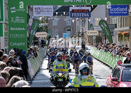 Kelso, Ecosse, Royaume-Uni. 8e Sept 2019. L'OVO Tour of Britain - Étape 2 vélos Police mener le cycle de Kelso groupe " Kelso roues" rouler sur la ligne de départ / arrivée en avance sur le départ d'étape dans la région de Kelso, dimanche 08 septembre 2019 . La deuxième étape va commencer et terminer dans le centre de Kelso, avec les meilleurs riders s'attaquer à un anti-horaire par boucle, Coldstream et Chirnside avant Duns, via l'avis de Scott, montée à Melrose et à l'Eildon Hills. Kelso a accueilli la finale de la première étape en 2017. Crédit : Rob Gray/Alamy Live News Banque D'Images