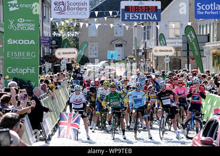 Kelso, Ecosse, Royaume-Uni. 8e Sept 2019. L'OVO Tour of Britain - Étape 2 La course leader dans le Maillot Vert, Dylan Groenewegen (Ned) Jumbo-Visma sur départ d'étape en Kelso, dimanche 08 septembre 2019 . La deuxième étape va commencer et terminer dans le centre de Kelso, avec les meilleurs riders s'attaquer à un anti-horaire par boucle, Coldstream et Chirnside avant Duns, via l'avis de Scott, montée à Melrose et à l'Eildon Hills. Kelso a accueilli la finale de la première étape en 2017. Crédit : Rob Gray/Alamy Live News Banque D'Images