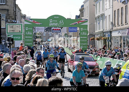 Kelso, Ecosse, Royaume-Uni. 8e Sept 2019. L'OVO Tour of Britain - Étape 2 vélos Police mener le cycle de Kelso groupe " Kelso roues" rouler sur la ligne de départ / arrivée en avance sur le départ d'étape dans la région de Kelso, dimanche 08 septembre 2019 . La deuxième étape va commencer et terminer dans le centre de Kelso, avec les meilleurs riders s'attaquer à un anti-horaire par boucle, Coldstream et Chirnside avant Duns, via l'avis de Scott, montée à Melrose et à l'Eildon Hills. Kelso a accueilli la finale de la première étape en 2017. Crédit : Rob Gray/Alamy Live News Banque D'Images