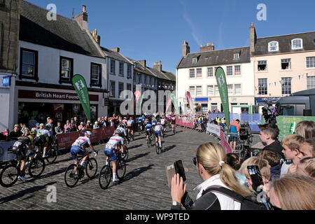 Kelso, Ecosse, Royaume-Uni. 8e Sept 2019. L'OVO Tour of Britain - Étape 2 l'ouverture de deux étapes du Tour of Britain Énergie OVO ce mois de septembre aura lieu en Écosse pour la première fois dans l'histoire moderne, avec la deuxième étape va commencer et terminer dans le centre de Kelso, avec les meilleurs riders s'attaquer à un anti-horaire par boucle, Coldstream et Chirnside avant Duns, via l'avis de Scott, montée à Melrose et à l'Eildon Hills. Crédit : Rob Gray/Alamy Live News Banque D'Images