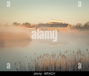 Un matin brumeux à Snape Maltings à sur la rivière. Banque D'Images