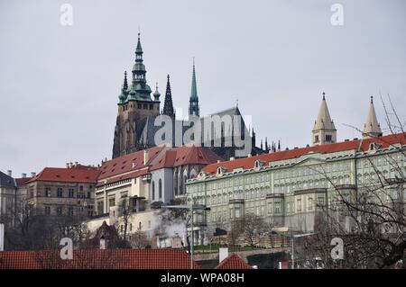 Blick zur Prager Burg auf dem Hradschin mit dem Veitsdom Banque D'Images