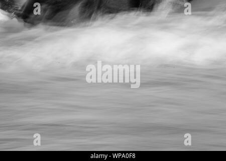 Abstrait noir et blanc des photographies de paysage marin avec de forts remous à faible vitesse d'obturation et exagérée de la motion de flou. Banque D'Images