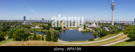 Panaoramic vue sur le parc olympique de Munich 1972 y compris l'Olympiaturm, (Tour Olympique), Munich, Bavière, Allemagne. Banque D'Images