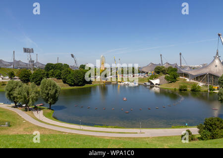 Vue générale plus Olympiasee et le Parc olympique de Munich 1972, Munich, Bavière, Allemagne. Banque D'Images