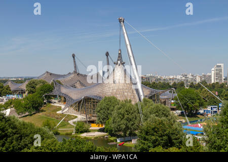 Vue sur le centre aquatique (Olympia-Schwimmhalle piscine/salle) dans le Parc olympique de Munich 1972, Munich, Bavière, Allemagne. Banque D'Images