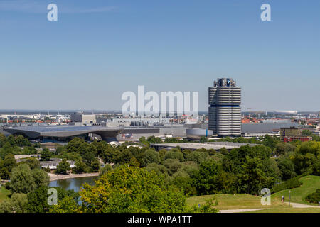 La tour BMW vue à travers les arbres, siège de BMW, Munich, Bavière, Allemagne. Banque D'Images