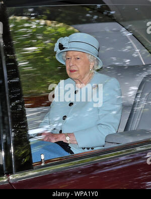 La reine Elizabeth II quitte Crathie Kirk après avoir assisté à un service religieux le dimanche matin près de Balmoral, où les membres de la famille royale sont en ce moment passer leurs vacances d'été. Banque D'Images