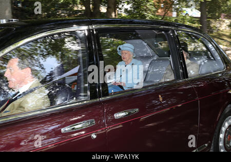 La reine Elizabeth II quitte Crathie Kirk après avoir assisté à un service religieux le dimanche matin près de Balmoral, où les membres de la famille royale sont en ce moment passer leurs vacances d'été. Banque D'Images