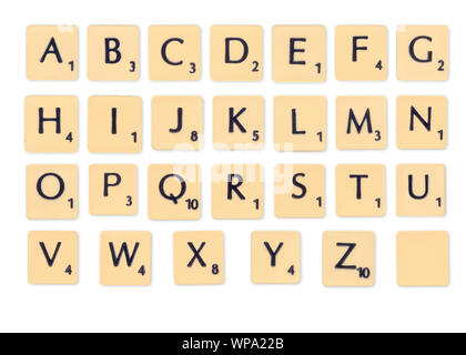 Créé numériquement image d'un alphabet complet de scrabble carreaux sur fond blanc Banque D'Images