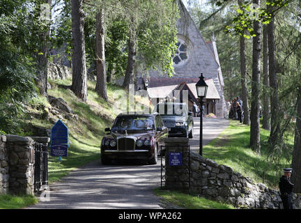 La reine Elizabeth II quitte Crathie Kirk après avoir assisté à un service religieux le dimanche matin près de Balmoral, où les membres de la famille royale sont en ce moment passer leurs vacances d'été. Banque D'Images