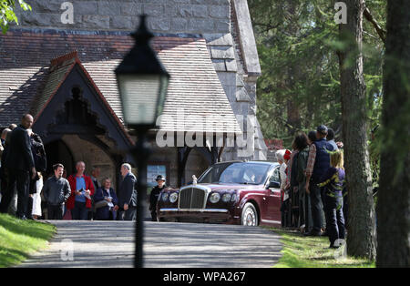 La reine Elizabeth II quitte Crathie Kirk après avoir assisté à un service religieux le dimanche matin près de Balmoral, où les membres de la famille royale sont en ce moment passer leurs vacances d'été. Banque D'Images