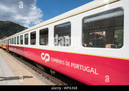 Un train à la gare dans la ville de Whitehouse sur le fleuve Douro, à l'est de Porto au Portugal dans l'Europe. Le Portugal, Regua, Avril, 2019 Banque D'Images