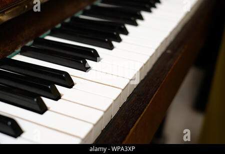 Close up vue frontale de touches de piano. Apprendre à jouer d'un instrument de musique Banque D'Images
