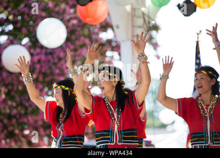 Los Angeles, USA. Sep 7, 2019. Au cours de danse artistes une activité pour célébrer la Fête de la chinois à venir à Los Angeles, États-Unis, le 7 septembre 2019. Credit : Qian Weizhong/Xinhua Banque D'Images