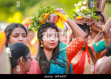 Lewisham, Londres, Royaume-Uni. 08 Sep 2019. Une jeune femme tient un pot rempli de lait sur sa tête comme offrandes aux dieux. Les fidèles célèbrent le festival annuel Tamil chariot (Ther) avec une procession. Les visiteurs se mêlent aux participants tandis que la procession colorée serpente dans la banlieue londonienne depuis le temple Sivan Kovil de Londres. Crédit : Imageplotter/Alamy Live News Banque D'Images