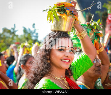 Lewisham, Londres, Royaume-Uni. 08 Sep 2019. Une jeune femme tient un pot rempli de lait sur sa tête comme offrandes aux dieux. Les fidèles célèbrent le festival annuel Tamil chariot (Ther) avec une procession. Les visiteurs se mêlent aux participants tandis que la procession colorée serpente dans la banlieue londonienne depuis le temple Sivan Kovil de Londres. Crédit : Imageplotter/Alamy Live News Banque D'Images