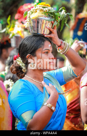Lewisham, Londres, Royaume-Uni. 08 Sep 2019. Une jeune femme tient un pot rempli de lait sur sa tête comme offrandes aux dieux. Les fidèles célèbrent le festival annuel Tamil chariot (Ther) avec une procession. Les visiteurs se mêlent aux participants tandis que la procession colorée serpente dans la banlieue londonienne depuis le temple Sivan Kovil de Londres. Crédit : Imageplotter/Alamy Live News Banque D'Images